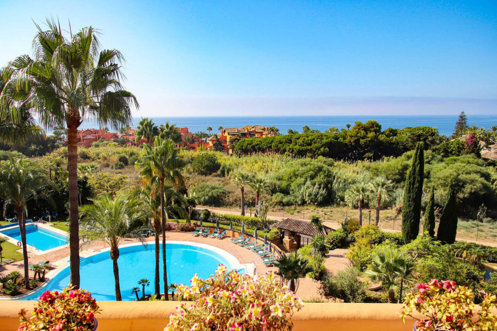 Fantastic apartment in one of the best urbanizations in bahia de marbella. One of the best block for its oriantation south-west.